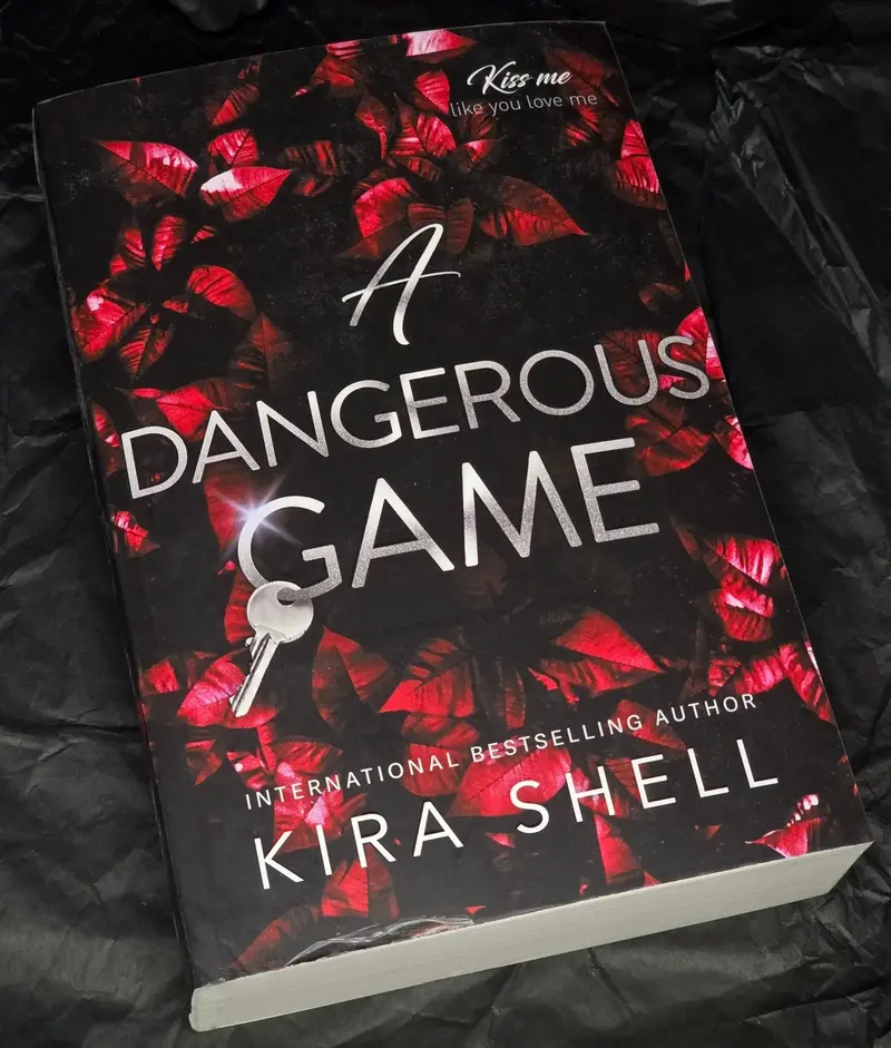 A Dangerous Game (Kiss Me Like You Love Me #2), by Kira Shell (softback, english edition)