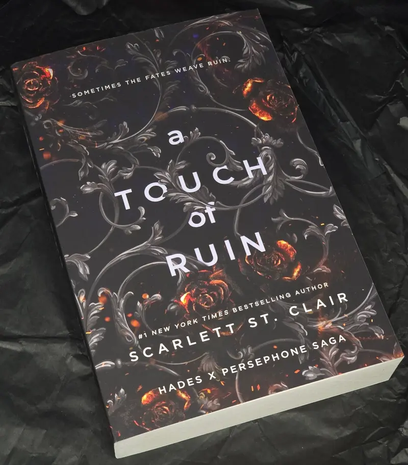 A Touch of Ruin (Hades x Persephone #2), by Scarlett St. Clair (softback, english edition)