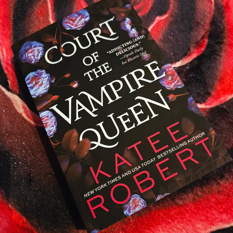 Court of the Vampire Queen (Bloodline Vampires #1-3), by Katee Robert (softback, english edition)