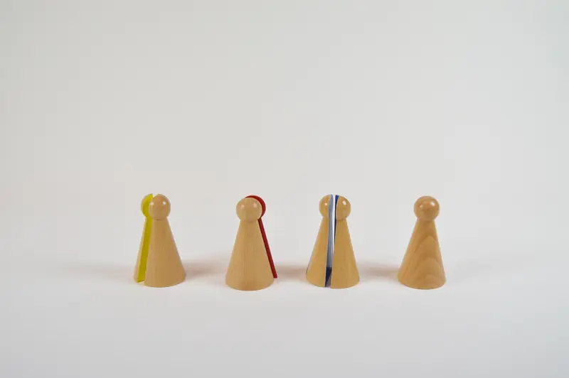 Delade käglor av trä - höjd 9 bas 5 cm