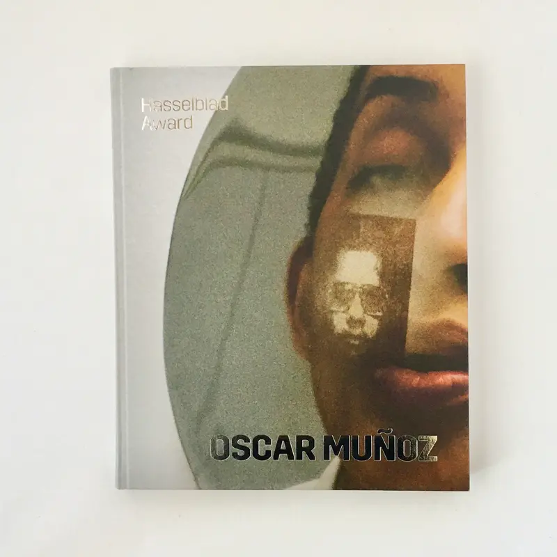 Fotobok med Oscar Muñoz verk