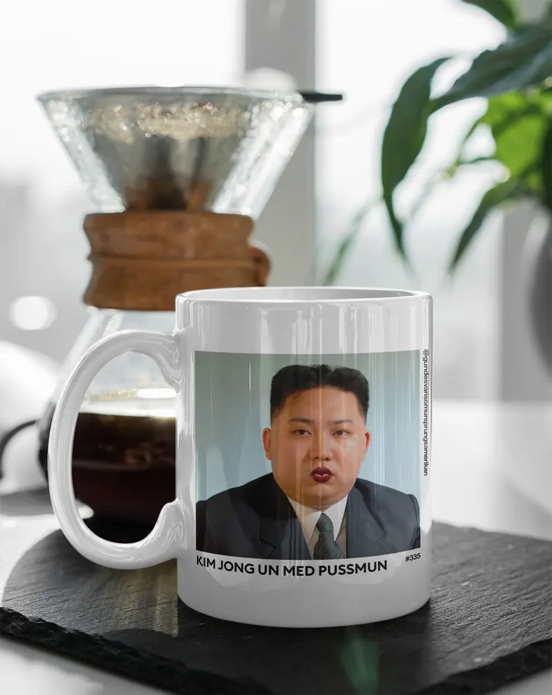 Kim Jong Un med pussmun (#335) - Mugg