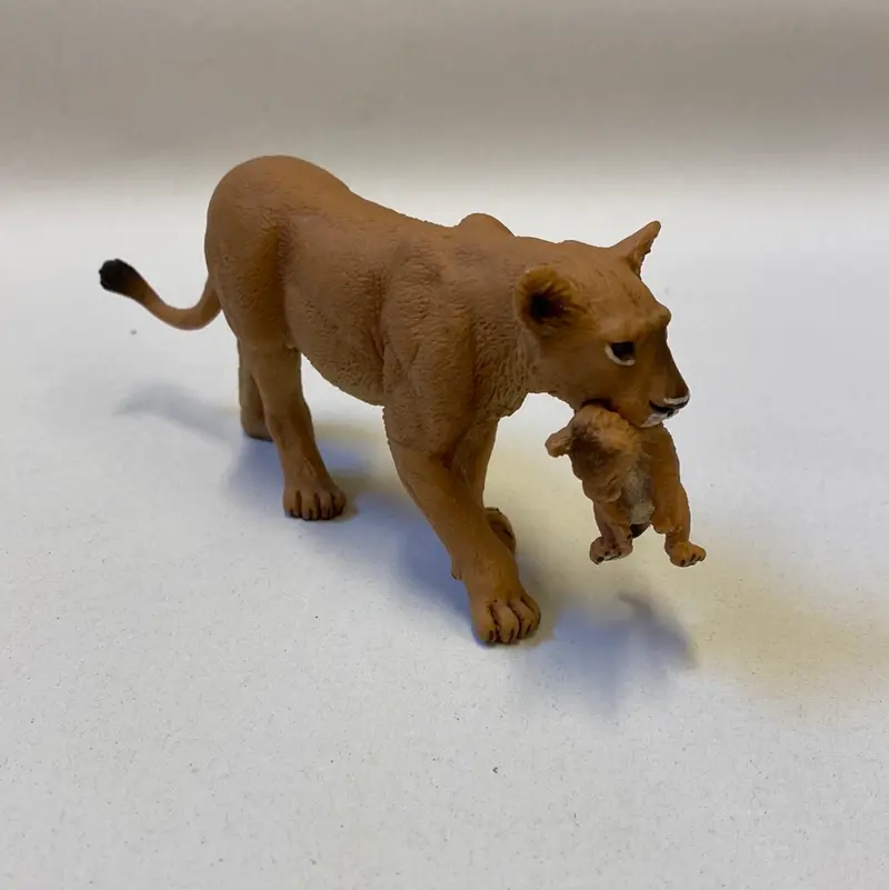 Lejonhona med unge 16 x 7.5 cm