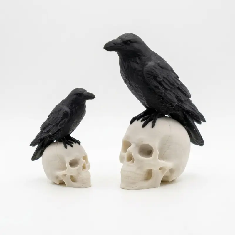 Miniatyr – korp på dödskalle (1