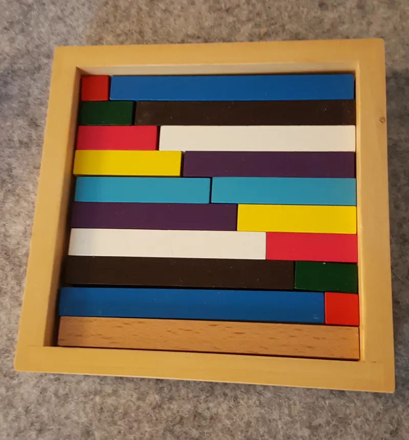 Tiokamraterna i montessorifärgerna med bricka